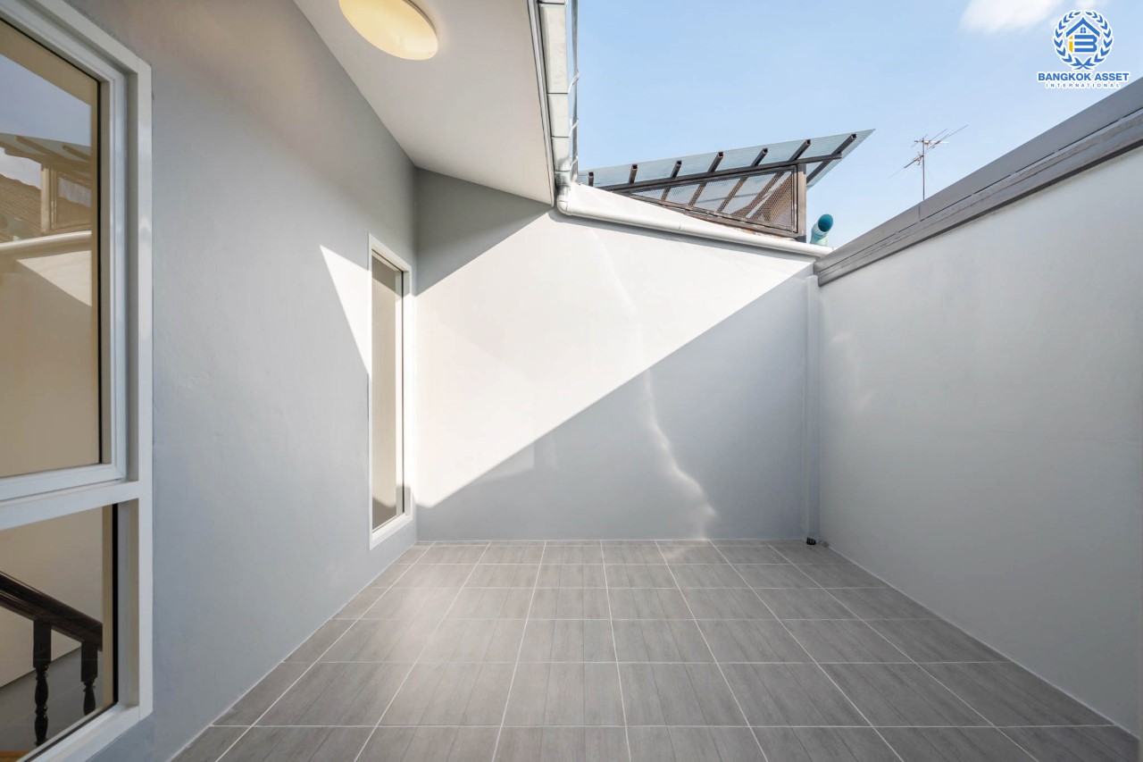 บ้านมือสองตกแต่งใหม่ บนทำเลที่ดีที่สุด! หน้าโครงการติด MRT "สถานีไทรม้า" ม.ซื่อตรง พระนั่งเกล้า-ท่าอิฐ ทาวน์เฮ้าส์หลังใหญ่ เนื้อที่ 26 ตร.ว. ฟังก์ชั่นจัดเต็ม 3 ห้องนอน 2 ห้องน้ำ 2 ที่จอดรถ ทำเลใกล้ เซ็นทรัลรัตนาธิเบศร์ และทางด่วน "งามวงศ์วาน"...